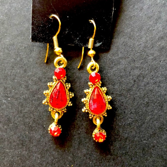 Brand new small red and gold earrings - Picture 3 of 3